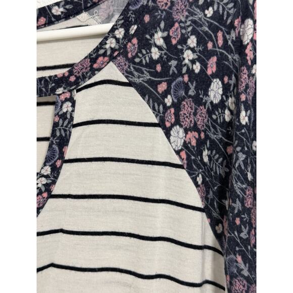 Maurices 24/7 Women’s Plus Size 2 Floral Striped 3/4 Sleeve Blouse - Picture 4 of 5